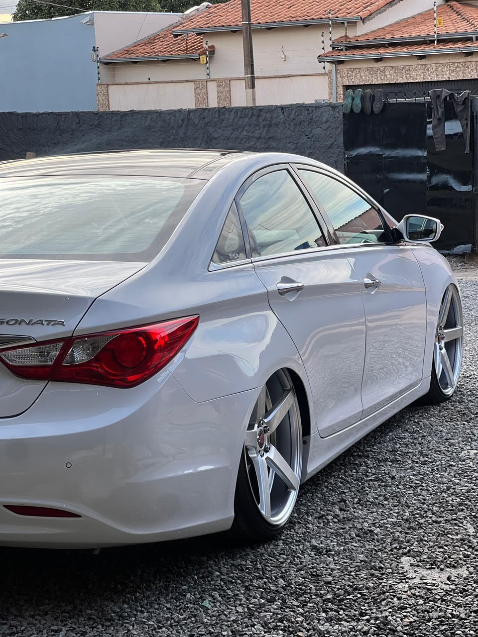 Traseira e lateral do Hyundai Sonata